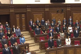 Ermenistan Parlamentosu, İran Cumhurbaşkanı Raisi'nin ve diğer üst düzey devlet yetkililerin anısına  bir dakikalık saygı durunda bulundu