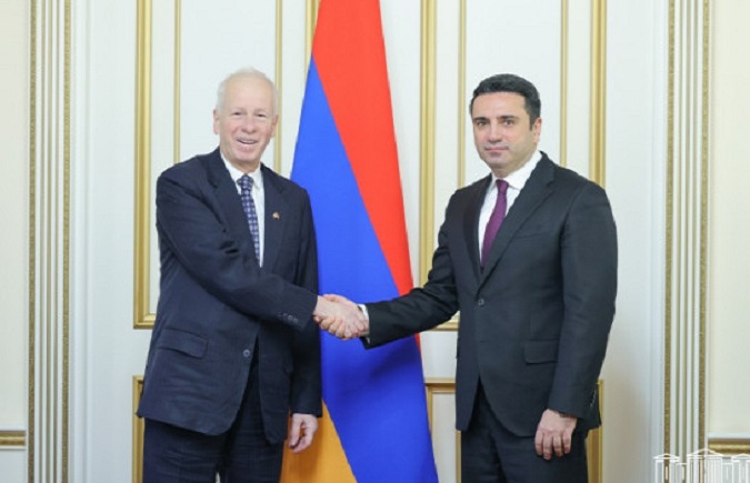 Alen Simonyan ve Stéphane Dion Barış Antlaşmasını hakkında fikir alışverişinde bulundu